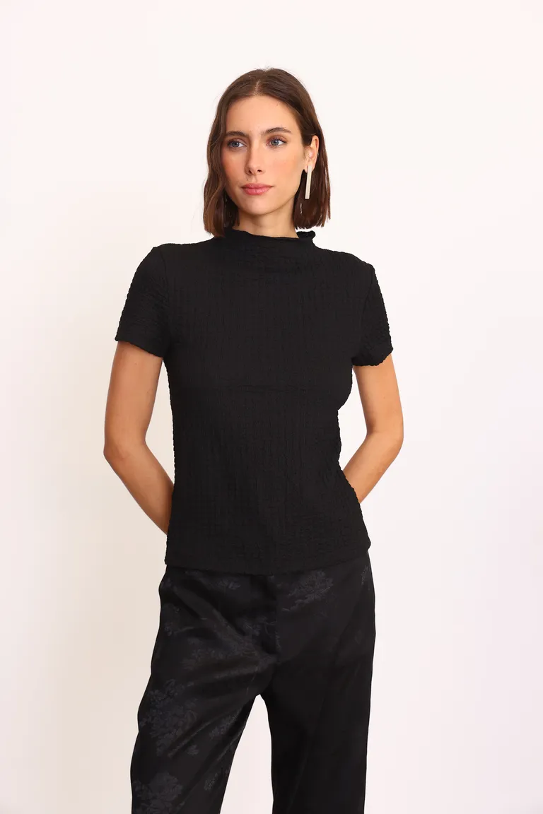 Remera negra de manga corta y cuello alto, ideal para outfits casuales y elegantes de Yagmour en Remeras para argentina