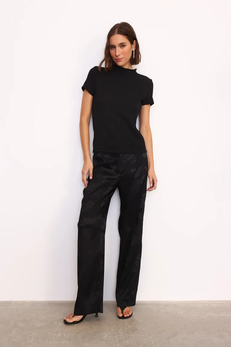 Remera negra de manga corta y cuello alto, ideal para outfits casuales y elegantes de Yagmour en Remeras para argentina