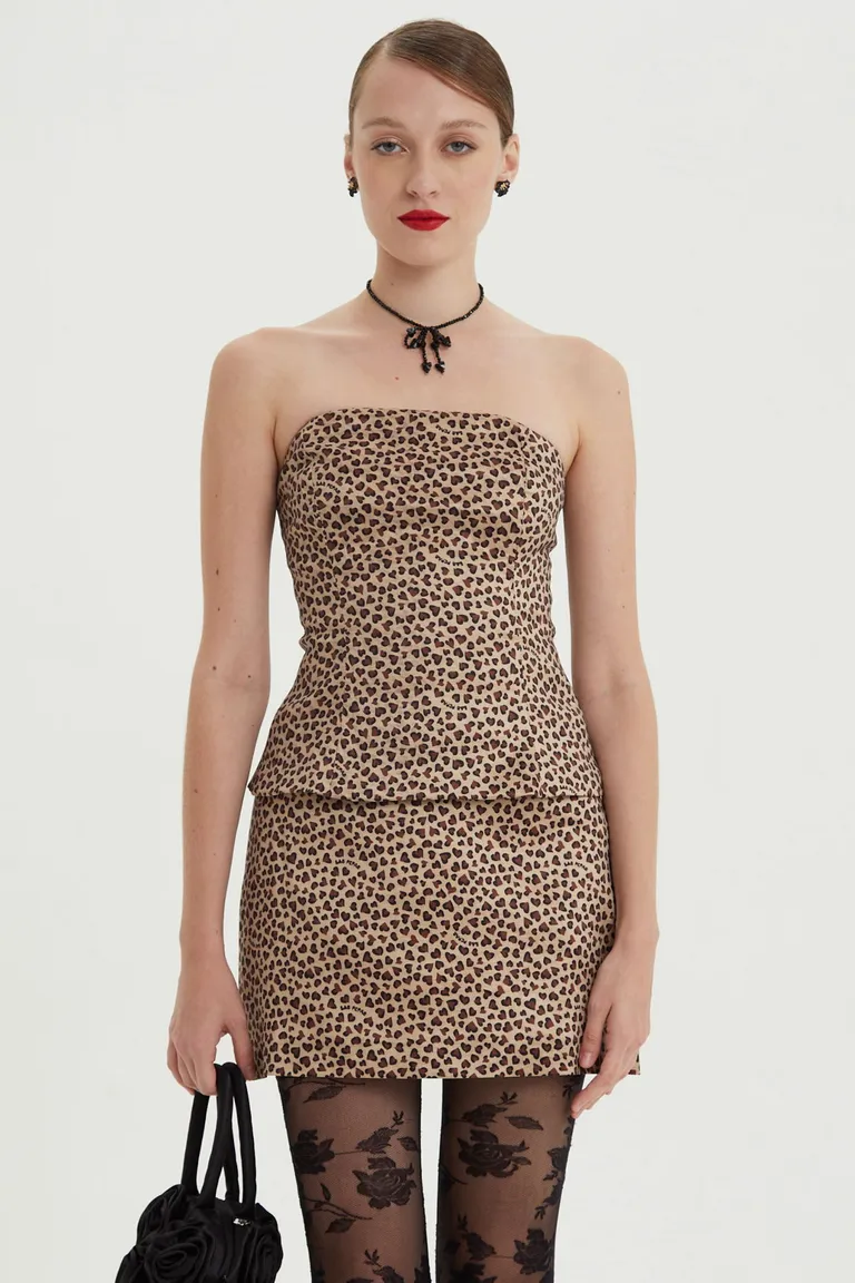 Top strapless ajustado con diseño animal print y cierre posterior de Las Pepas en Tops para argentina