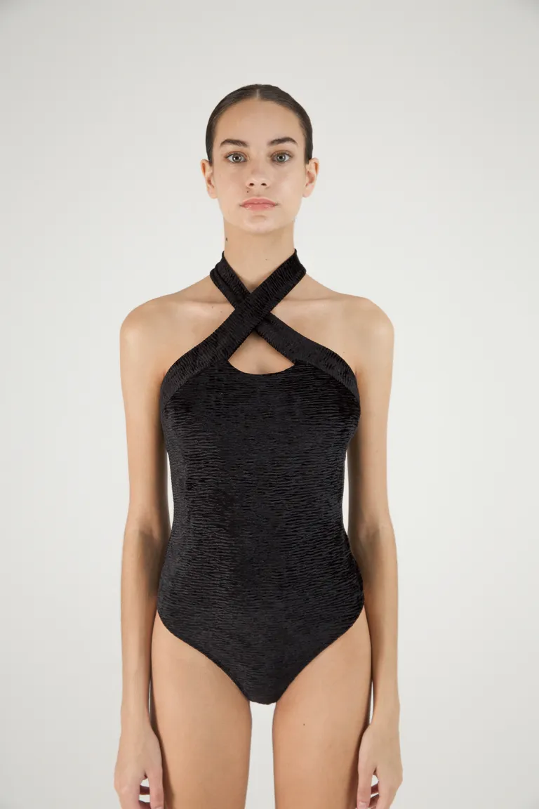 Exclusivo body de terciopelo negro con escote y espalda entrelazados de Naíma en Bodies para argentina
