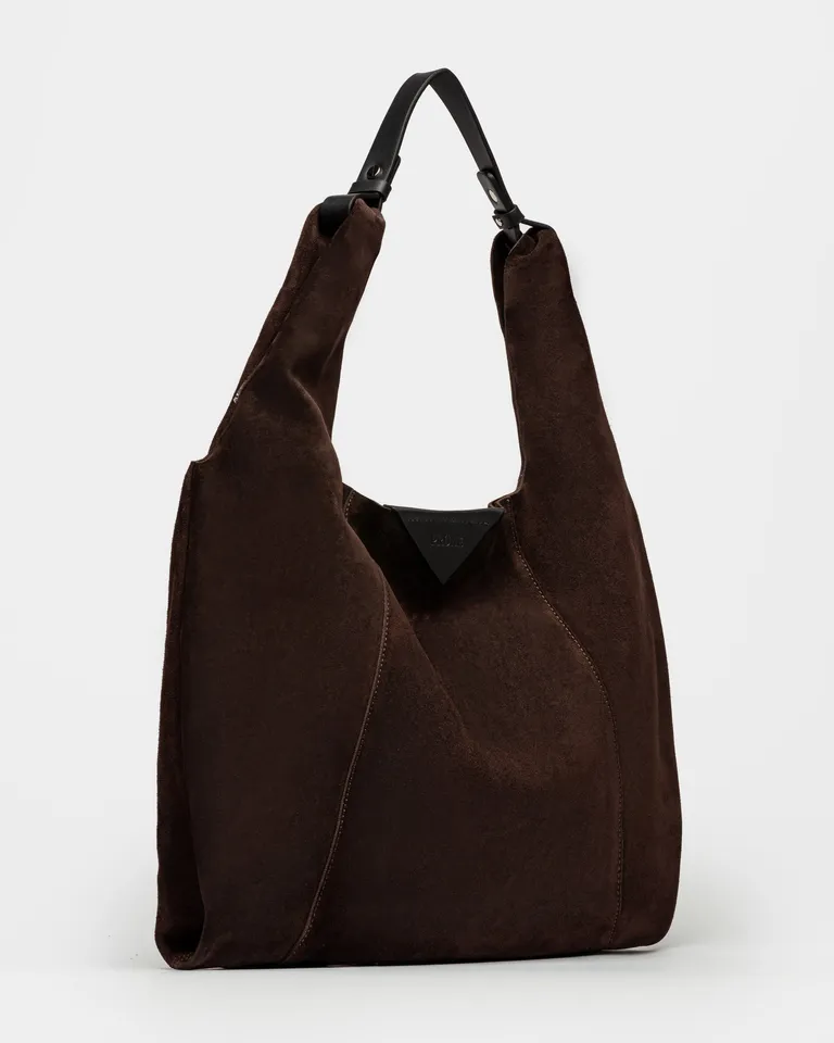 Bolso de gamuza marrón, amplio y de diseño minimalista para uso diario y casual de Prüne en Bolsos y Carteras para argentina