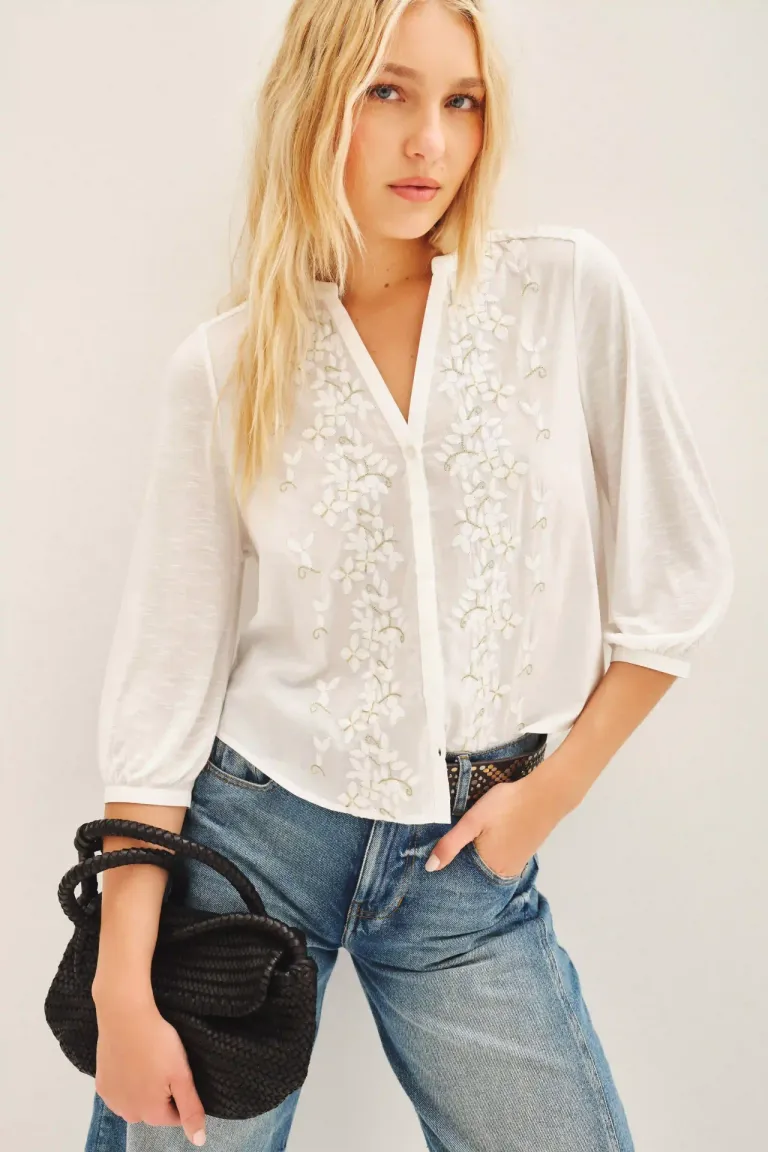 Camisa blanca de manga larga con bordados en el frente de Rapsodia en Camisas para argentina