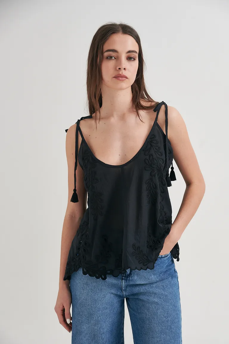 Top negro con bordados artesanales y breteles ajustables de Sweet en Tops para argentina