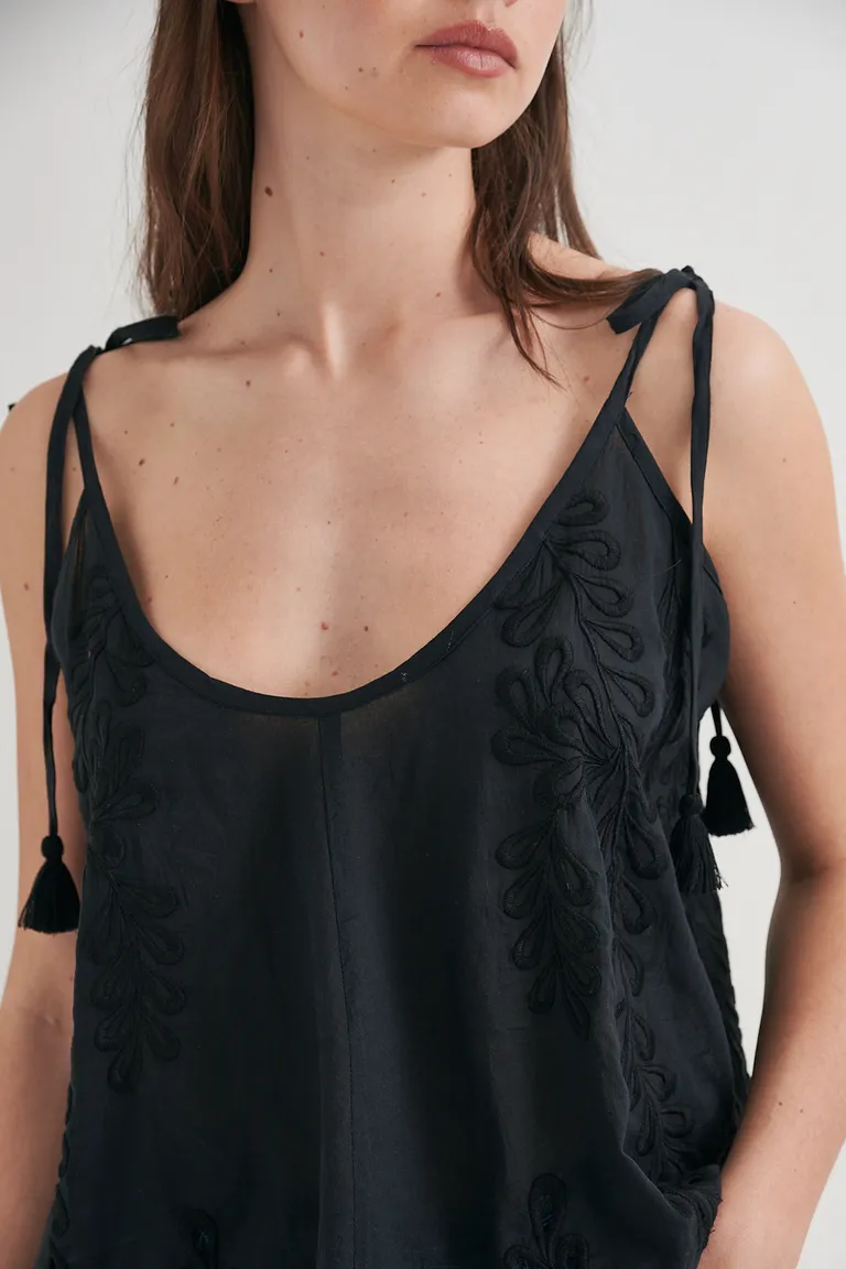 Top negro con bordados artesanales y breteles ajustables de Sweet en Tops para argentina