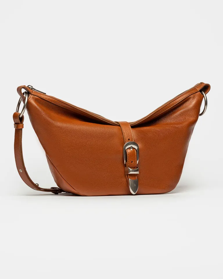 Elegante bolso de cuero con forma morbida y amplia manija para llevarlo de diferentes maneras de Prüne en Bolsos y Carteras para argentina
