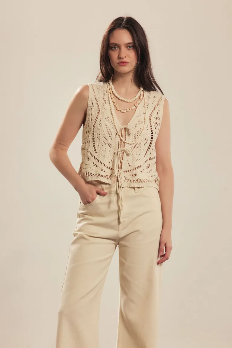 Chaleco tejido con diseño de arabescos y calados, ideal para looks versátiles y estilosos de Portsaid en Chalecos para argentina