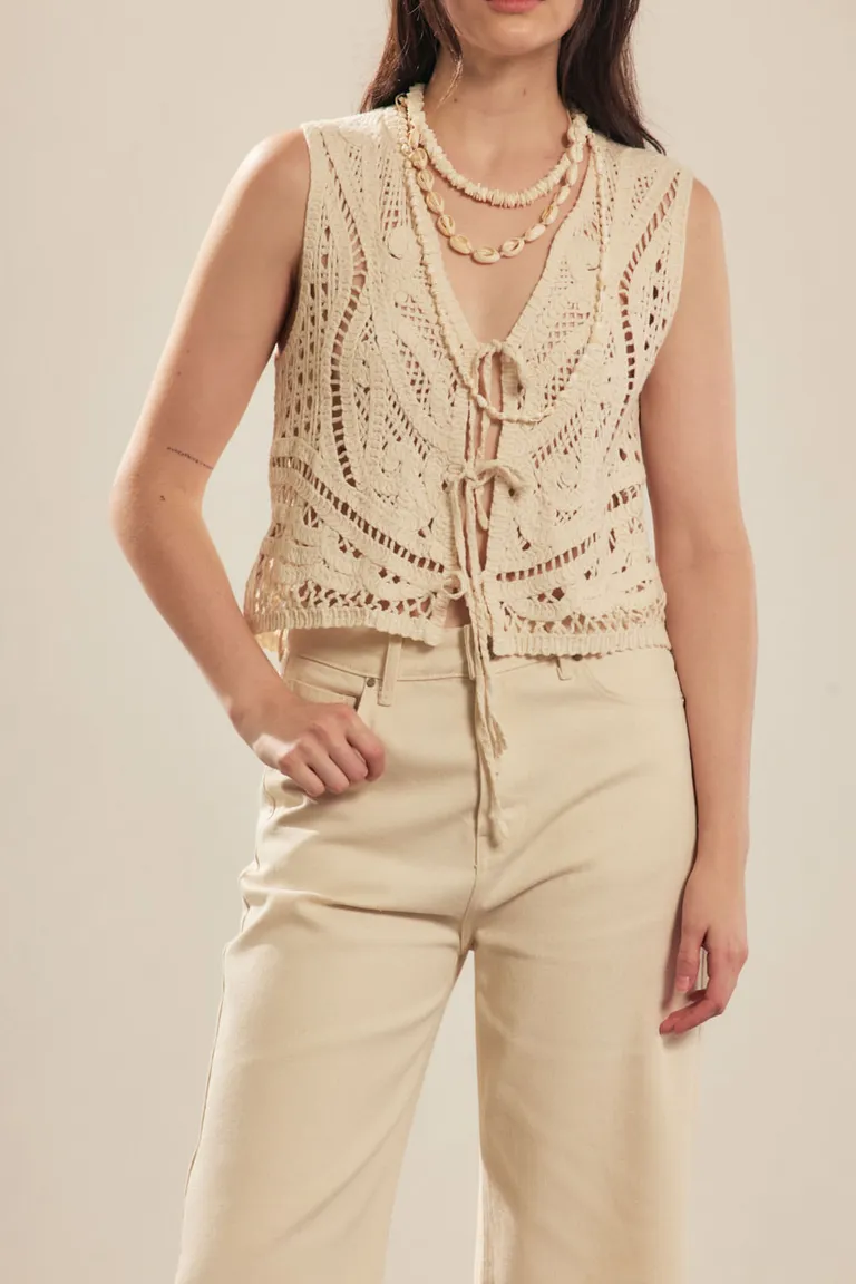 Chaleco tejido con diseño de arabescos y calados, ideal para looks versátiles y estilosos de Portsaid en Chalecos para argentina