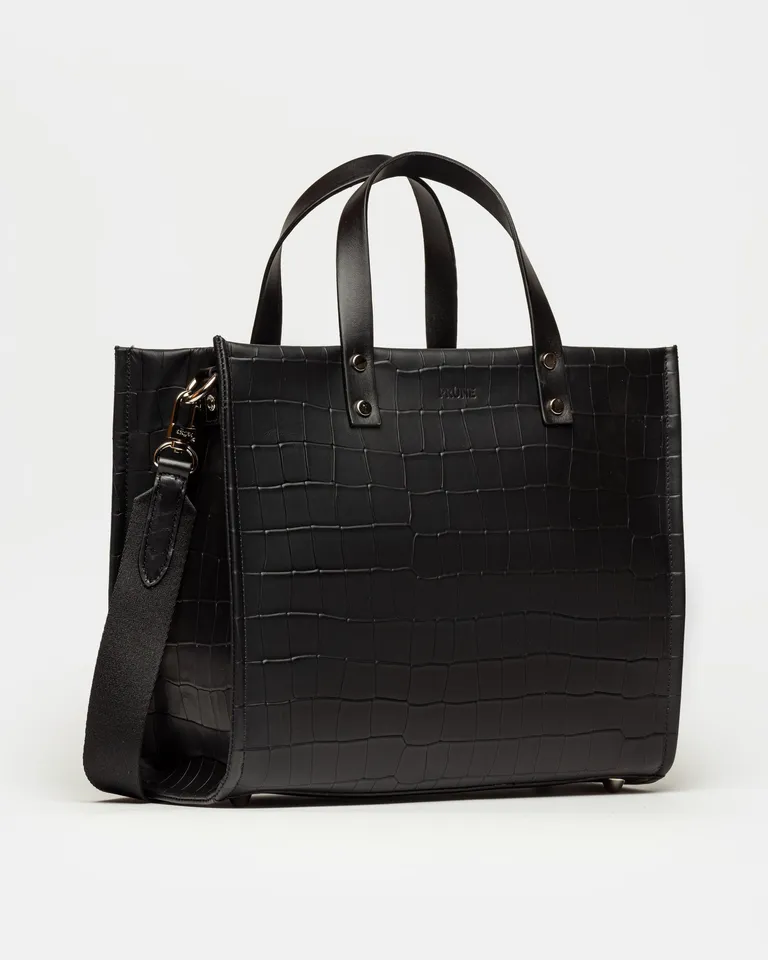 Cartera de mano en cuero negro con textura de cocodrilo, práctica y de diseño moderno de Prüne en Bolsos y Carteras para argentina