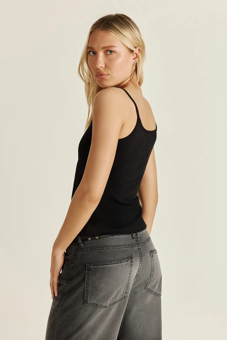 Musculosa negra premium con bordado personalizado de Tucci en Remeras para argentina