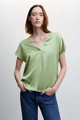 Remera satinada cuello pico de Mango en Blusas para argentina
