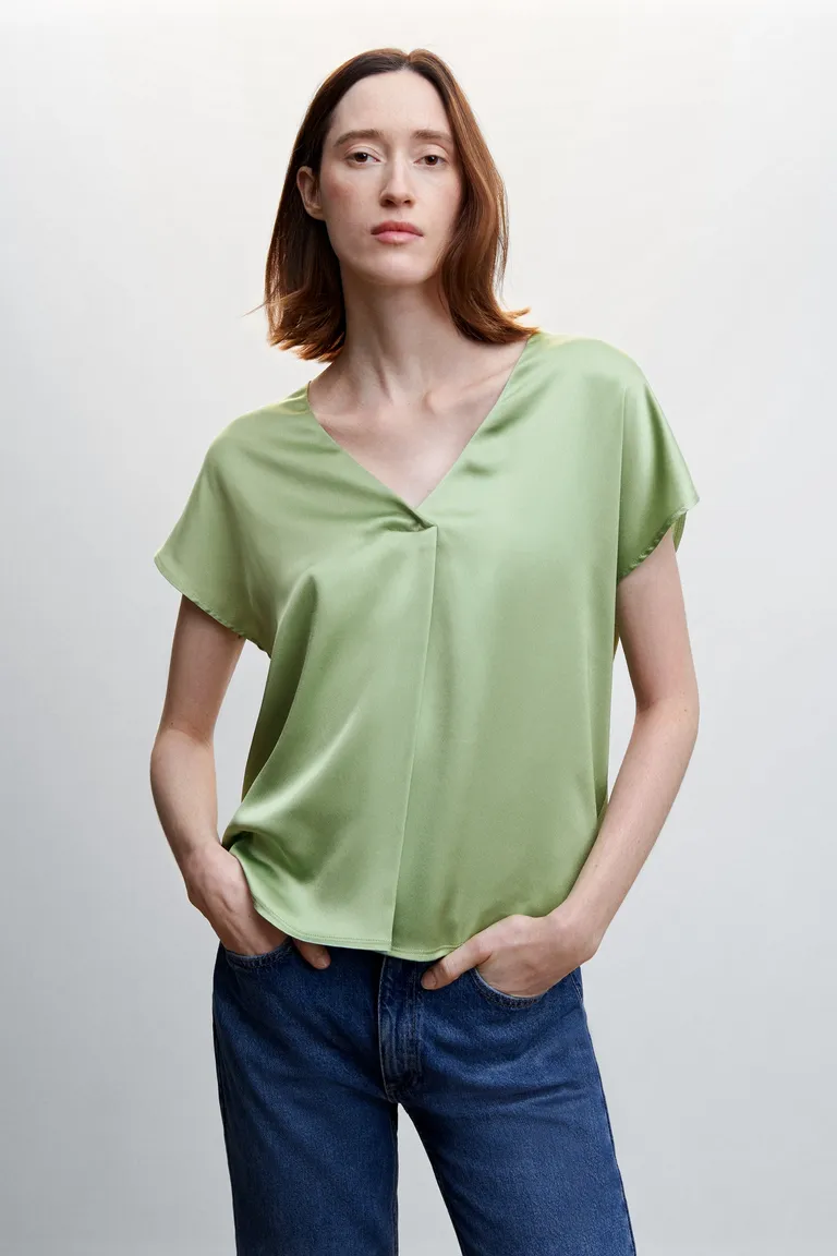 Remera satinada cuello pico de Mango en Blusas para argentina