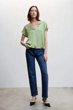 Remera satinada cuello pico de Mango en Blusas para argentina