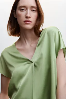 Remera satinada cuello pico de Mango en Blusas para argentina