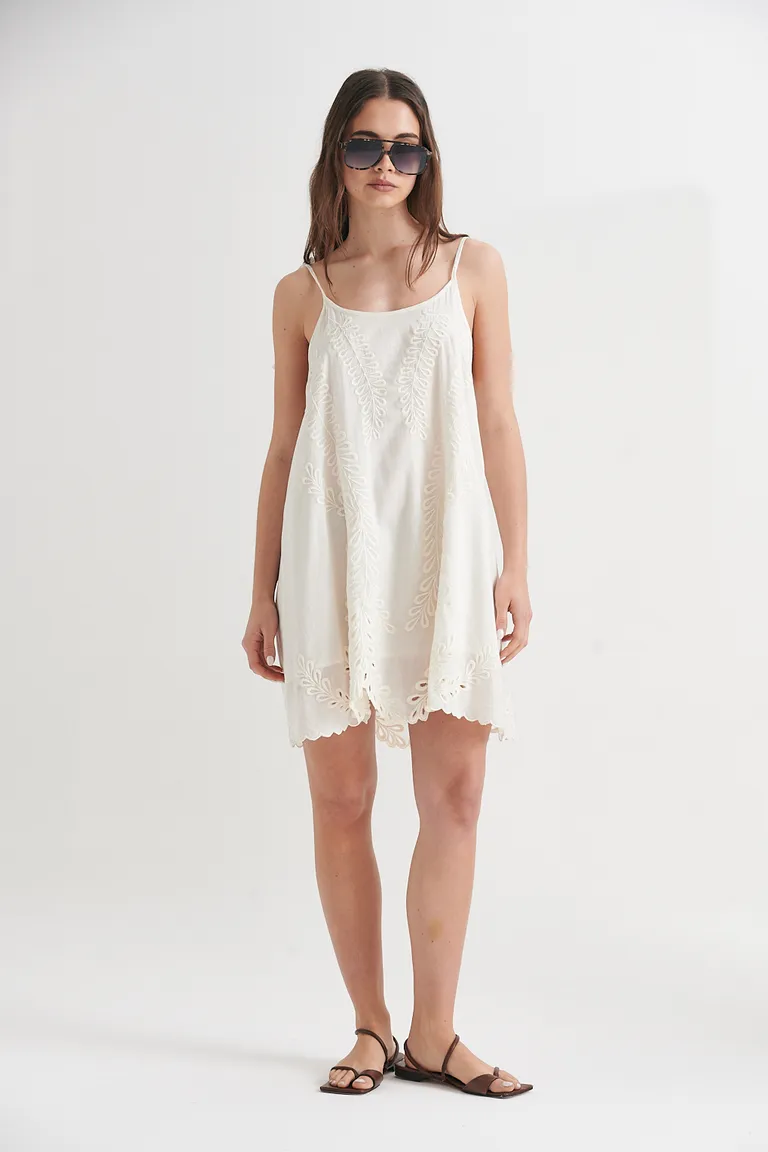 Vestido blanco sencillo y fresco, ideal para cualquier ocasión de Sweet en Vestidos para argentina