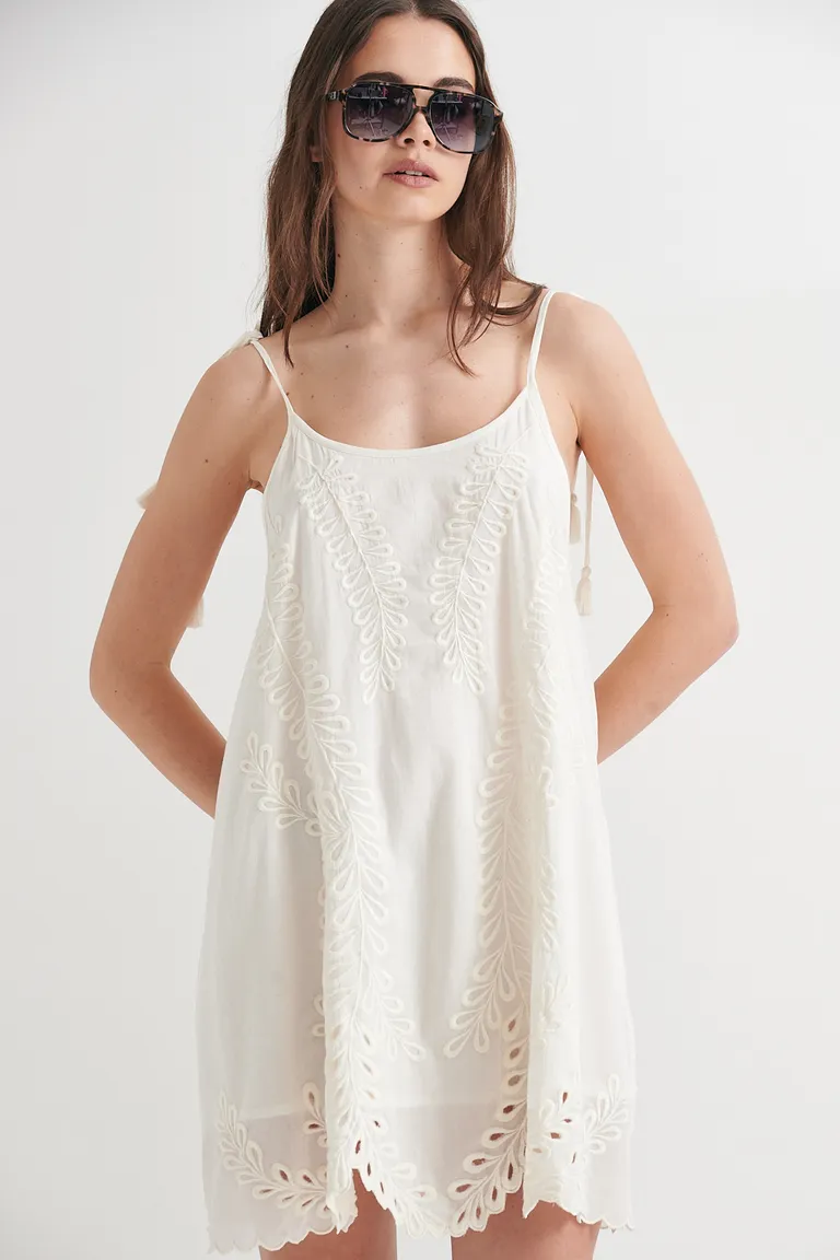 Vestido blanco sencillo y fresco, ideal para cualquier ocasión de Sweet en Vestidos para argentina