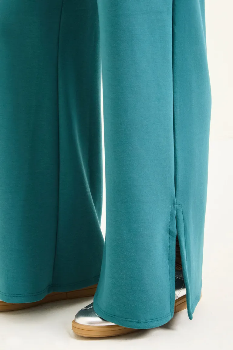 Pantalón tiro alto de corte amplio con bolsillos y tajos laterales de Cuesta Blanca en Pantalones para argentina