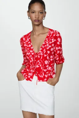 Blusa estampada con lazo de Mango en Blusas para argentina