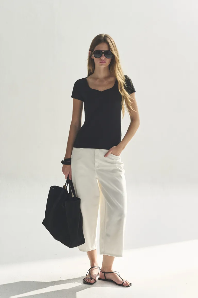 Remera de manga corta en color negro para mujer, de diseño moderno y elegante de Akiabara en Remeras para argentina