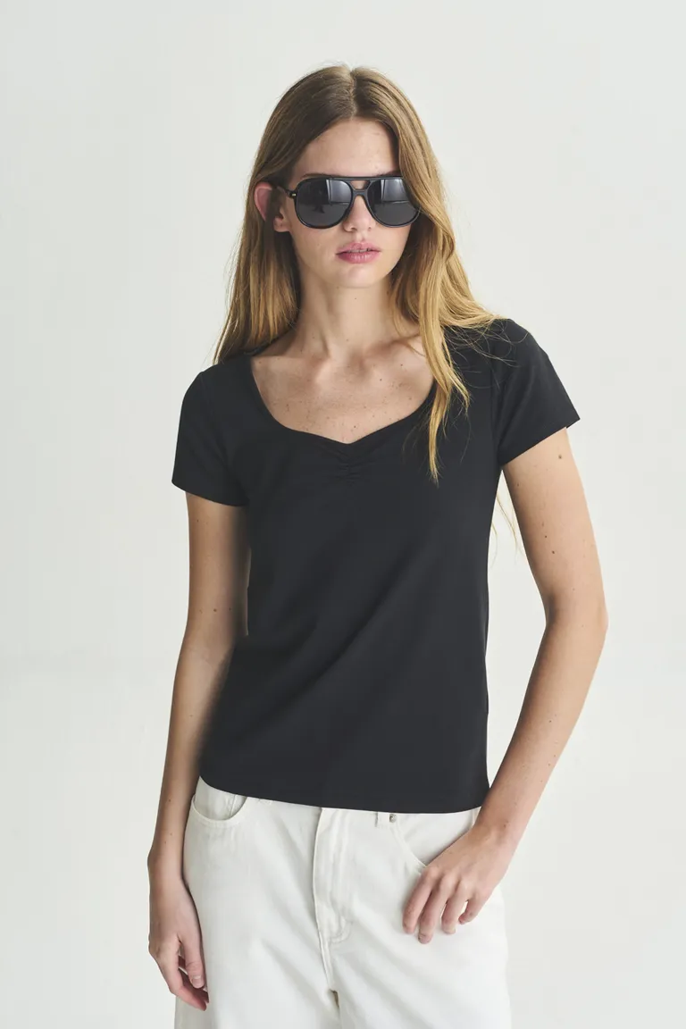 Remera de manga corta en color negro para mujer, de diseño moderno y elegante de Akiabara en Remeras para argentina