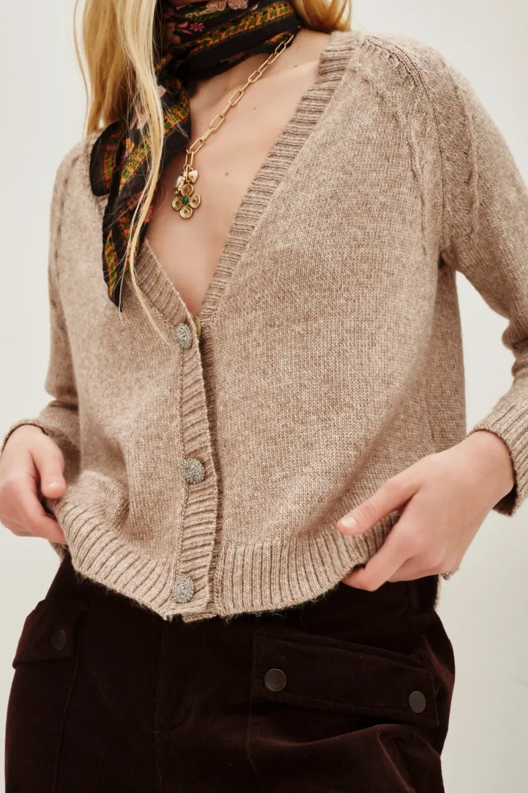 Cárdigan con escote en V y botones joya de estilo clásico de Rapsodia en Buzos y Sweaters para argentina