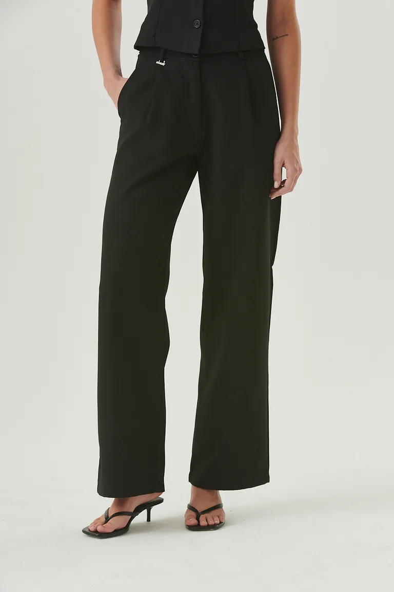 Pantalón de tiro medio y corte amplio en tela sastrera para un estilo elegante y femenino de Sweet en Pantalones para argentina