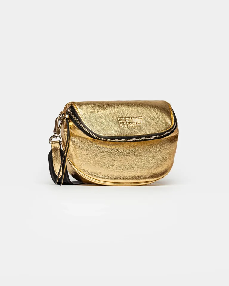 Bandolera de cuero metalizado dorado con diseño simple y práctico de Prüne en Bolsos y Carteras para argentina