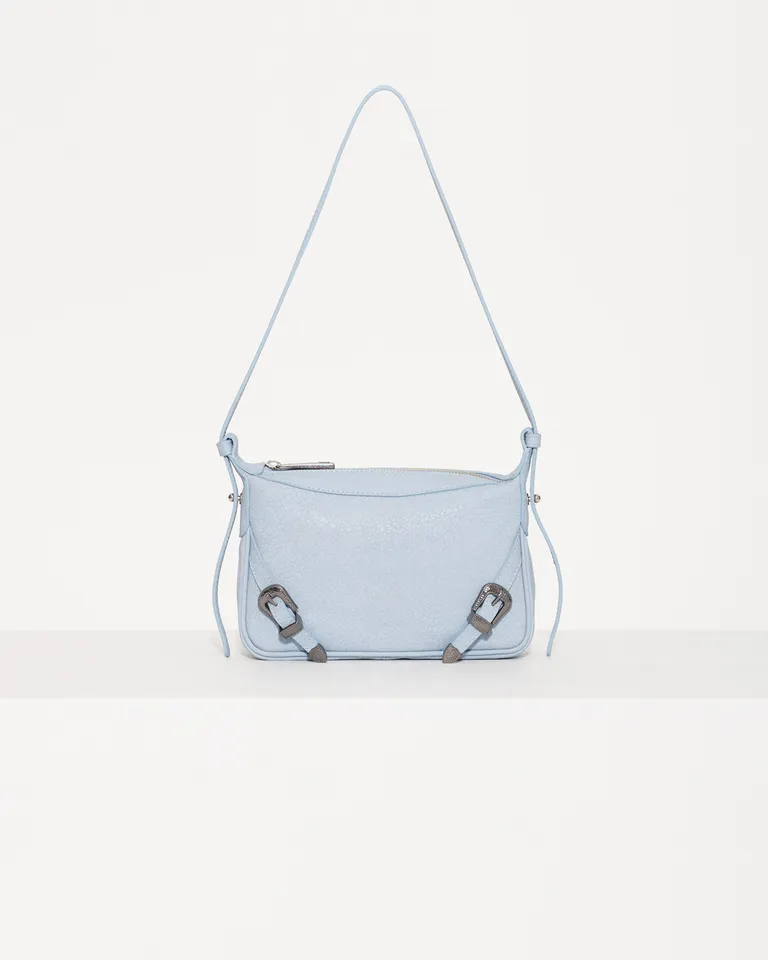 Mini bolsa de cuero vacuno con detalles metálicos y look edgy de Jazmin Chebar en Bolsos y Carteras para argentina