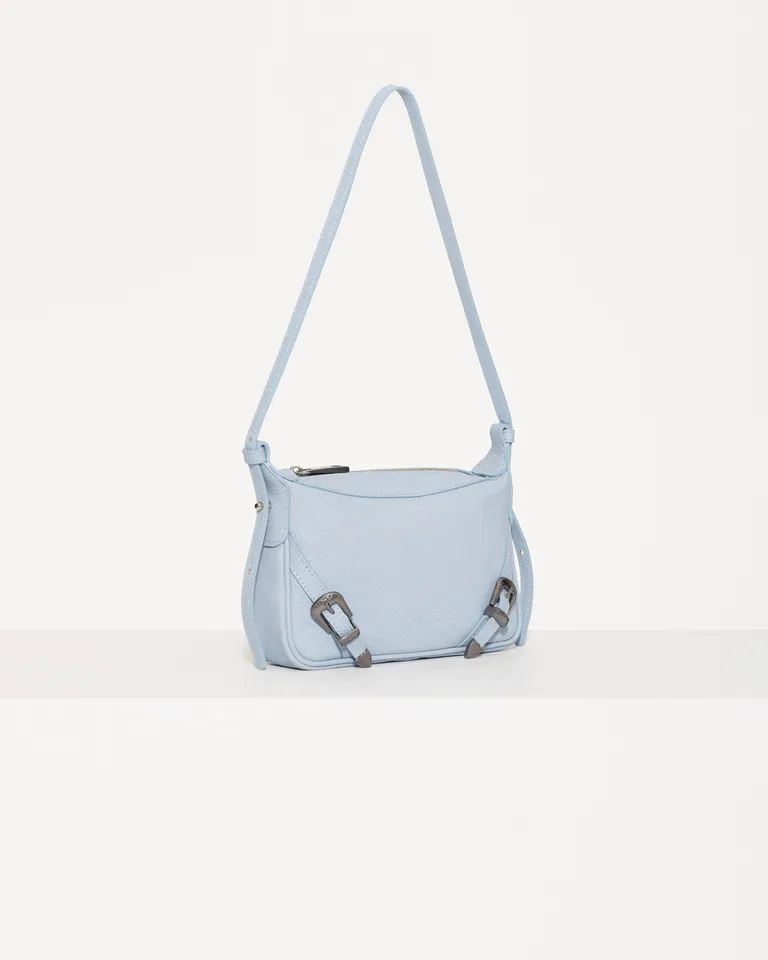 Mini bolsa de cuero vacuno con detalles metálicos y look edgy de Jazmin Chebar en Bolsos y Carteras para argentina
