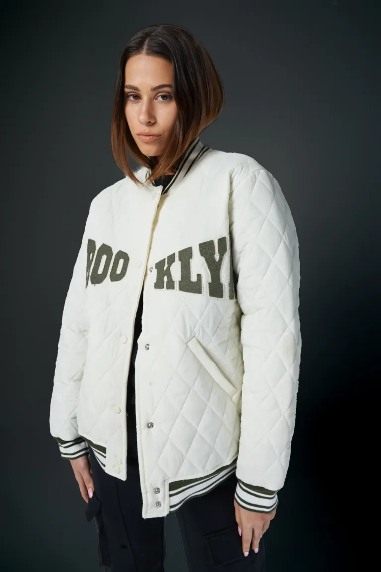 Campera blanca con detalles de estampado en negro, una prenda versátil y de estilo deportivo. de Apricot en Chaquetas para argentina