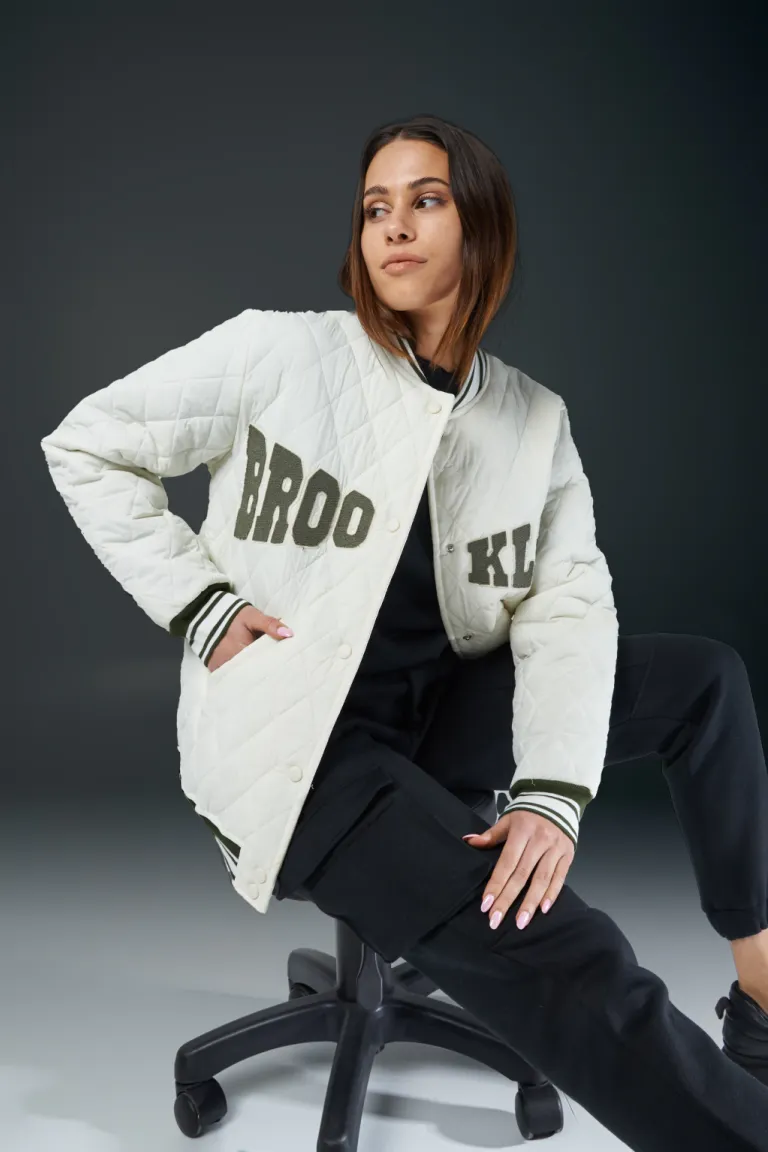 Campera blanca con detalles de estampado en negro, una prenda versátil y de estilo deportivo. de Apricot en Chaquetas para argentina