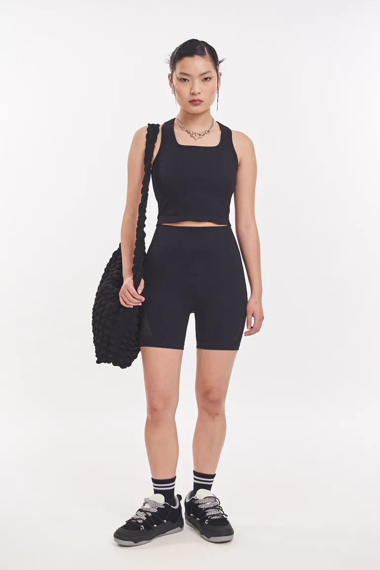 Pantalones biker negros con textura y detalles exclusivos para un look deportivo y trendy de 47 Street en Pantalones para argentina