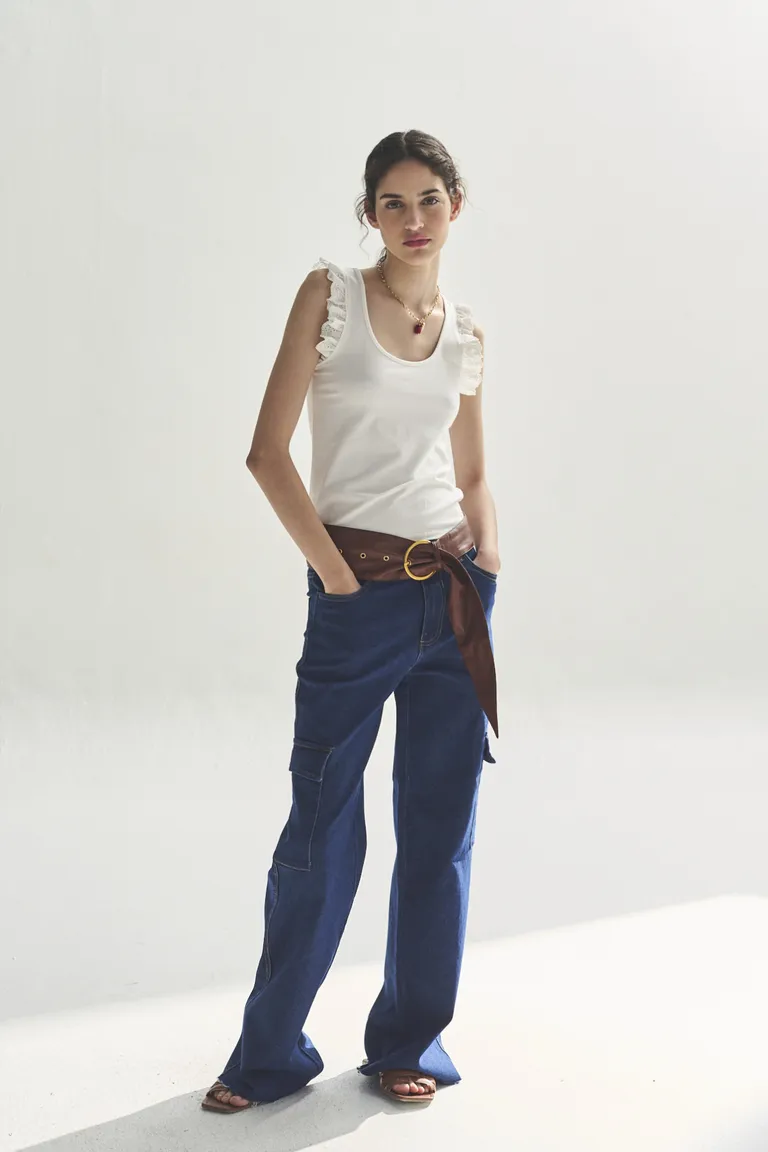 Remera blanca de diseño minimalista y sofisticado para un look casual y refinado de Akiabara en Remeras para argentina