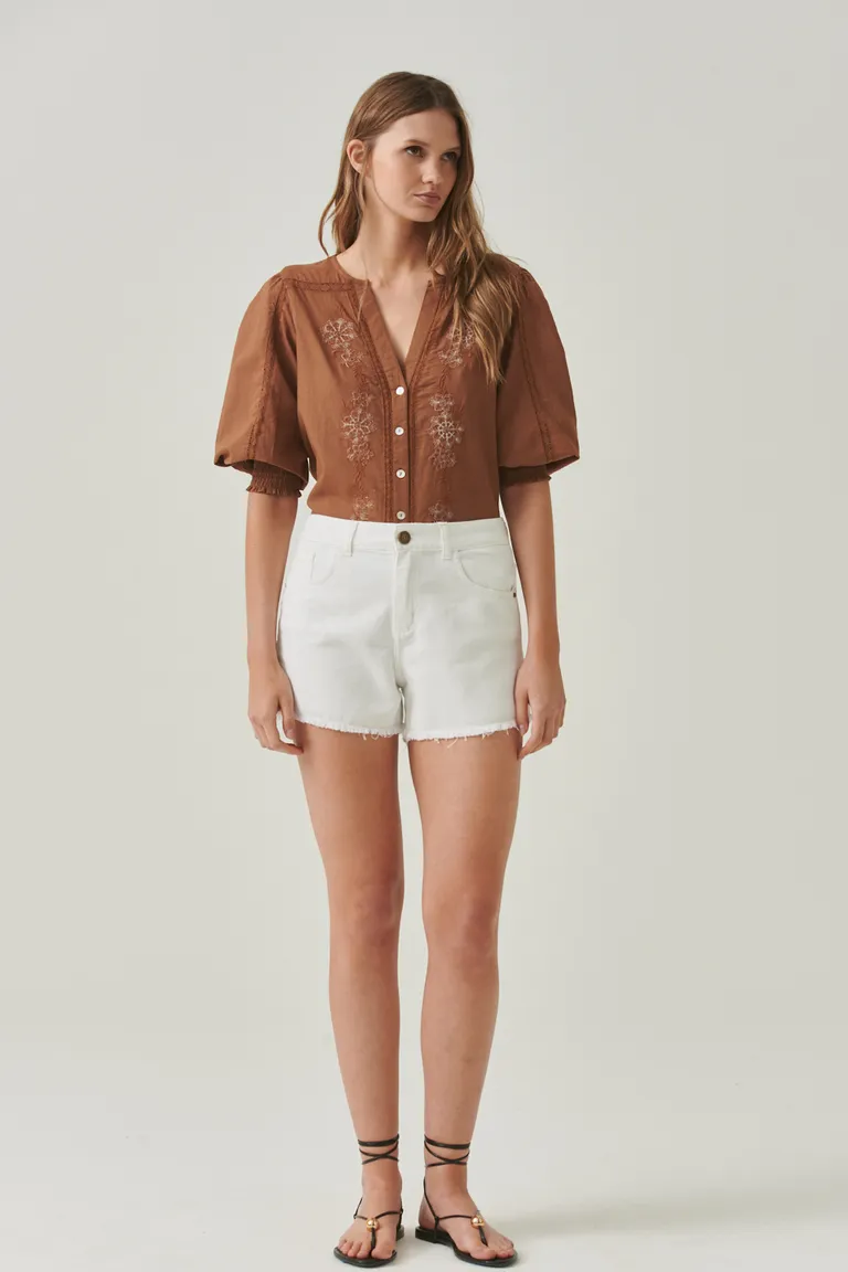 Short derlin de denim rígido con diseño de tiro medio y ruedo desflecado de Sweet en Shorts para argentina