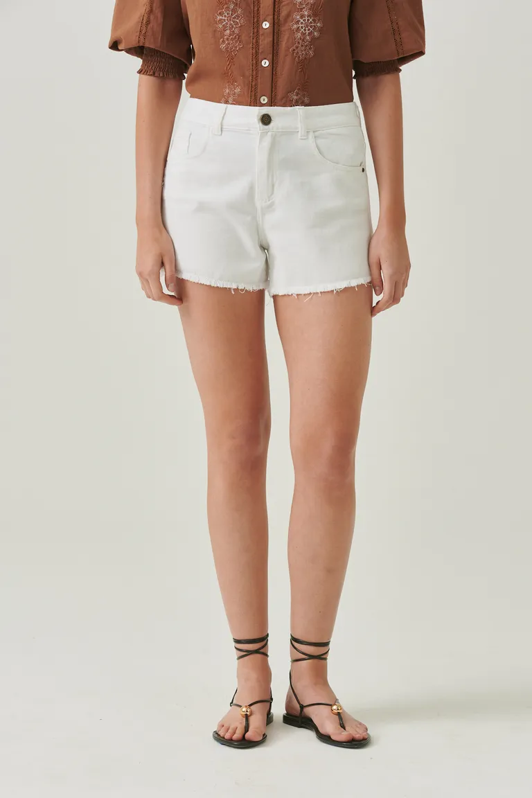 Short derlin de denim rígido con diseño de tiro medio y ruedo desflecado de Sweet en Shorts para argentina