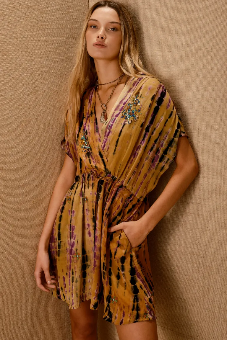 Vestido corto de viscosa con escote en V y detalles bordados de Rapsodia en Vestidos para argentina