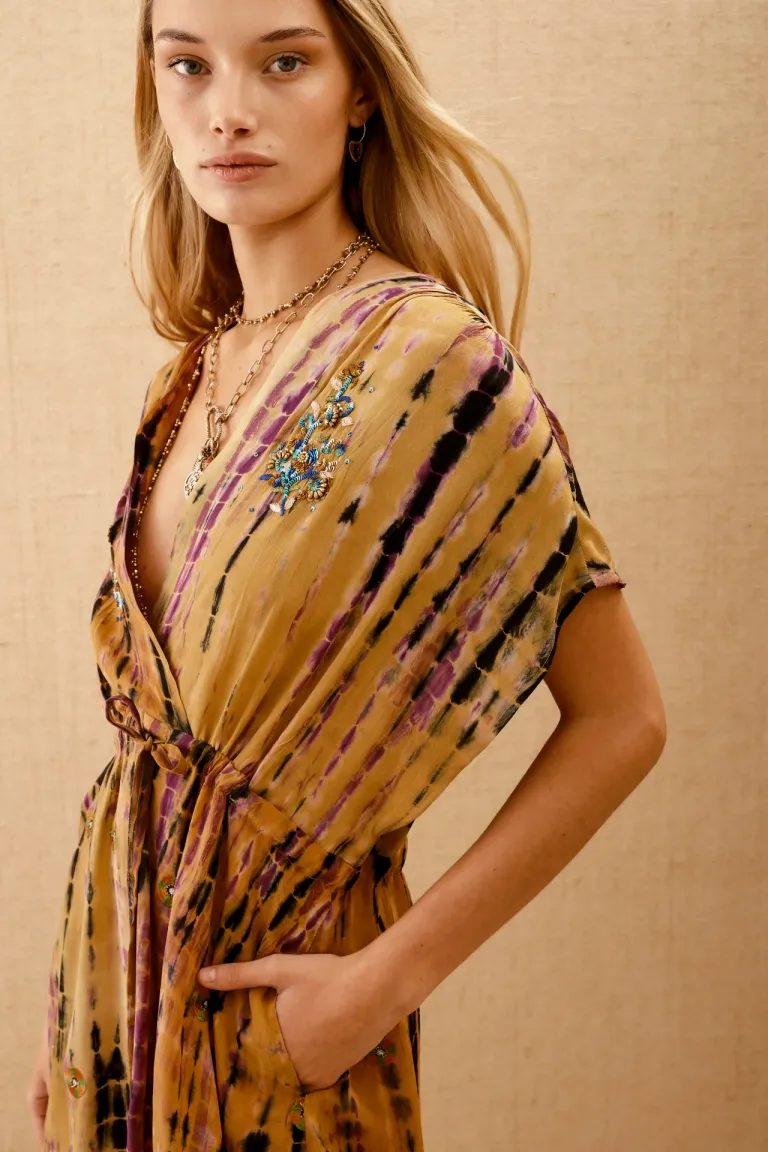 Vestido corto de viscosa con escote en V y detalles bordados de Rapsodia en Vestidos para argentina