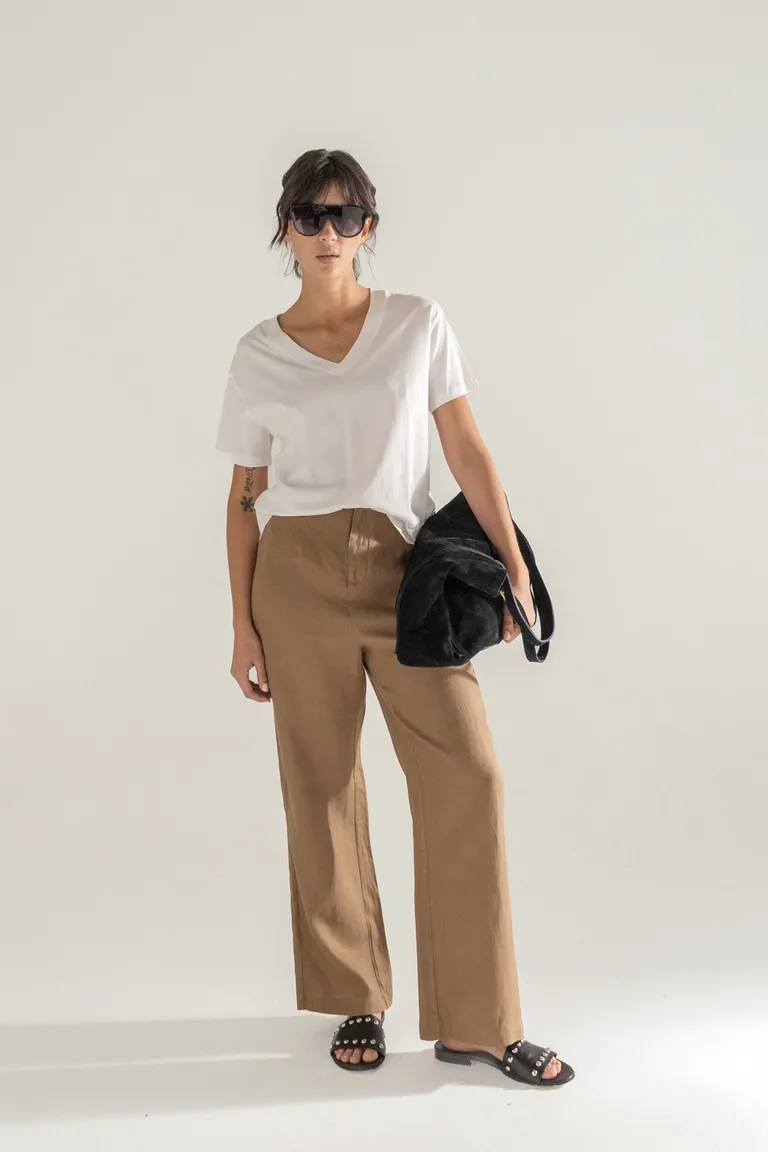 Remera básica de cuello en V para mujer, prenda cómoda y versátil para cualquier ocasión de Akiabara en Remeras para argentina