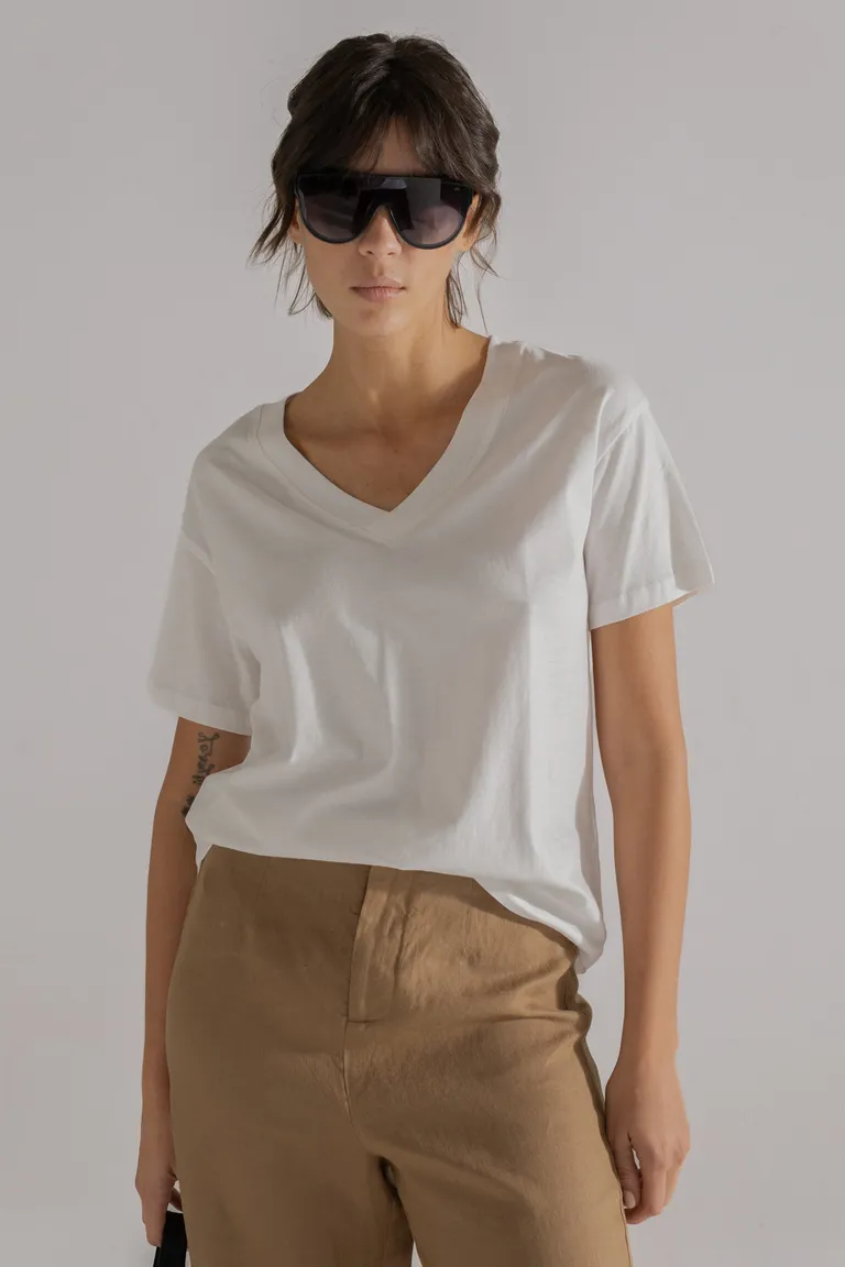 Remera básica de cuello en V para mujer, prenda cómoda y versátil para cualquier ocasión de Akiabara en Remeras para argentina