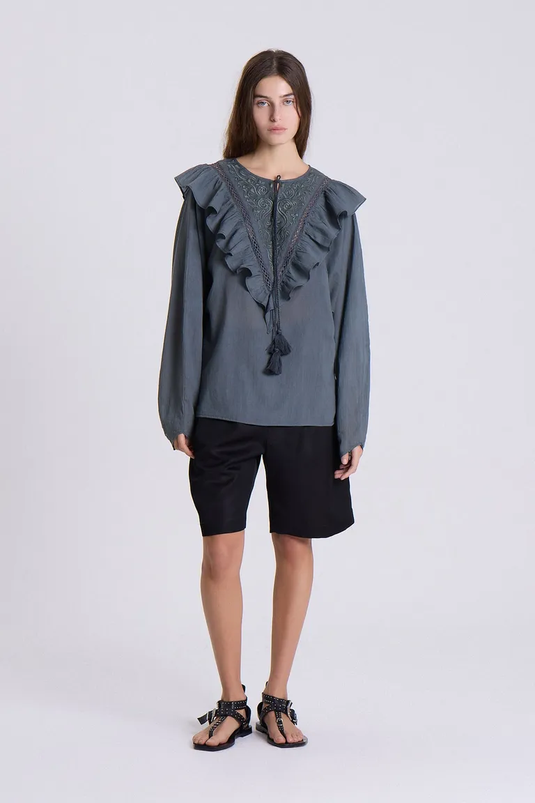 Blusa de voile con detalles de tablas en el frente y mangas amplias en tono gris de Maria Cher en Blusas para argentina