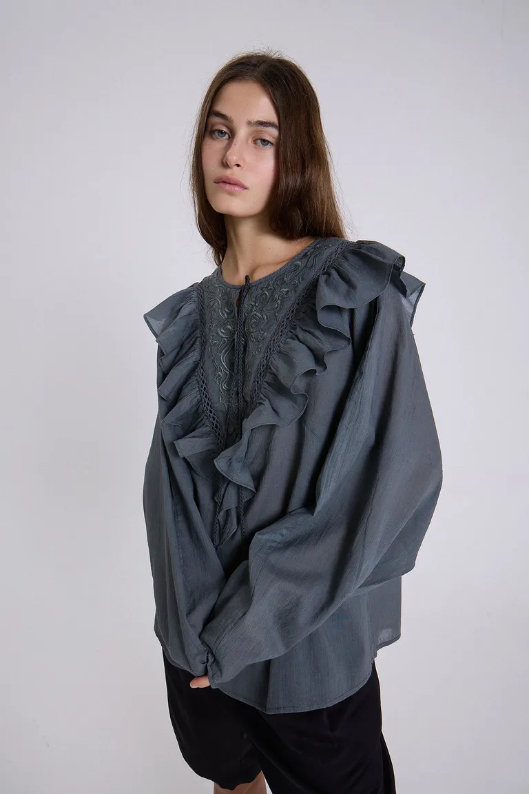 Blusa de voile con detalles de tablas en el frente y mangas amplias en tono gris de Maria Cher en Blusas para argentina