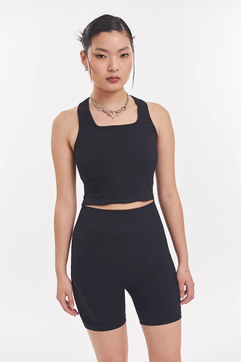 Top negro de diseño minimalista y textura diferenciada de 47 Street en Tops para argentina