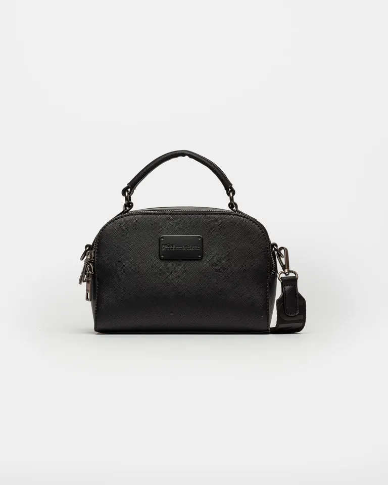 Bandolera de efecto cuero saffiano con manija corta y larga, en tonos oscuros y detalles metálicos. de Prüne en Bolsos y Carteras para argentina