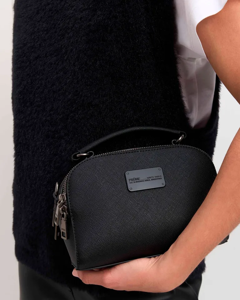 Bandolera de efecto cuero saffiano con manija corta y larga, en tonos oscuros y detalles metálicos. de Prüne en Bolsos y Carteras para argentina