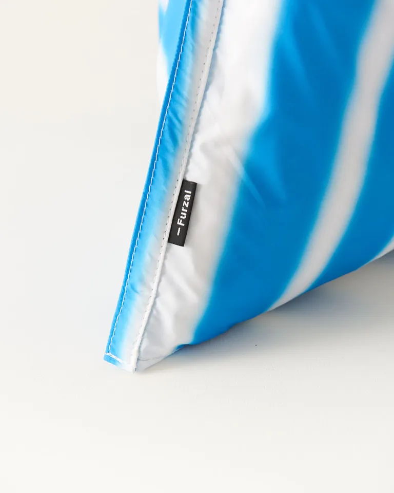 Bolso amplio con diseño de rayas verticales y cierre plástico de Furzai en Bolsos y Carteras para argentina