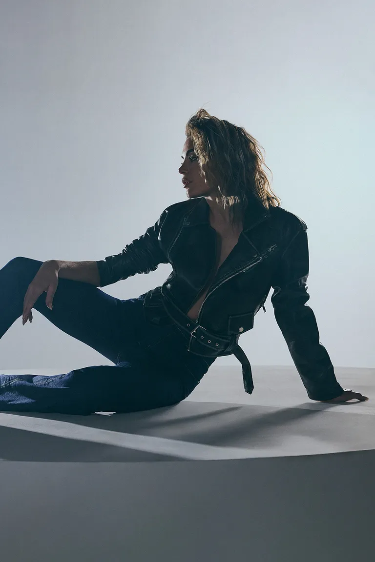 Chaqueta de cuero sintético negra con cierres metálicos y cinturón ajustable de Sweet en Chaquetas para argentina