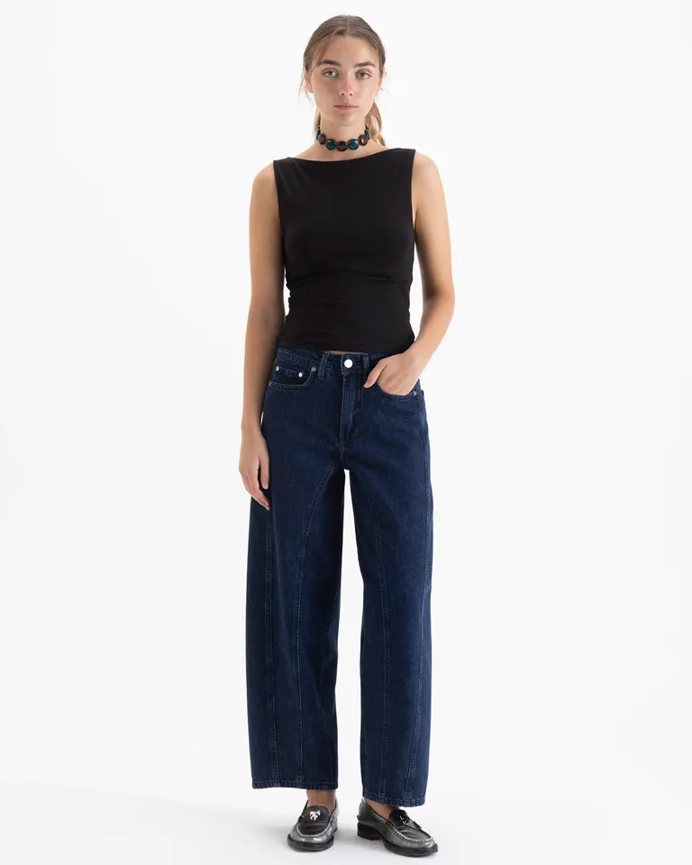 Musculosa entallada sin mangas con corte al cuerpo y detalle bordado en la espalda de Jazmin Chebar en Remeras para argentina