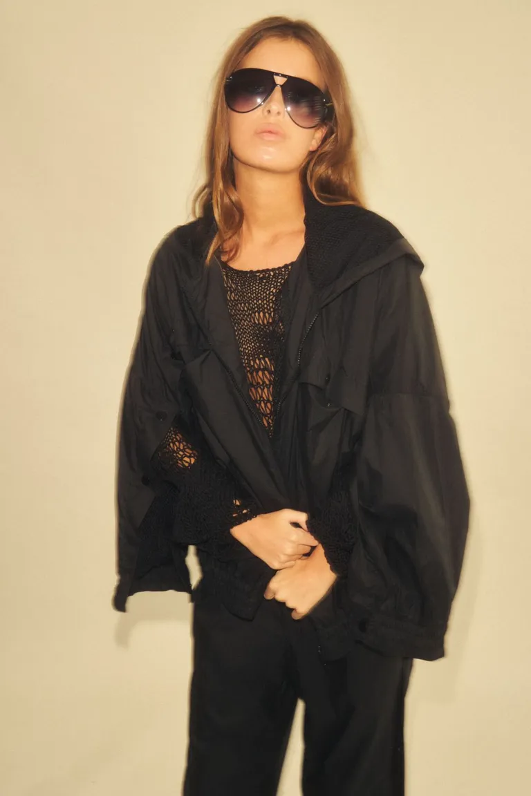 Chaqueta negra elegante y de diseño moderno para mujer de Allo Martinez en Chaquetas para argentina