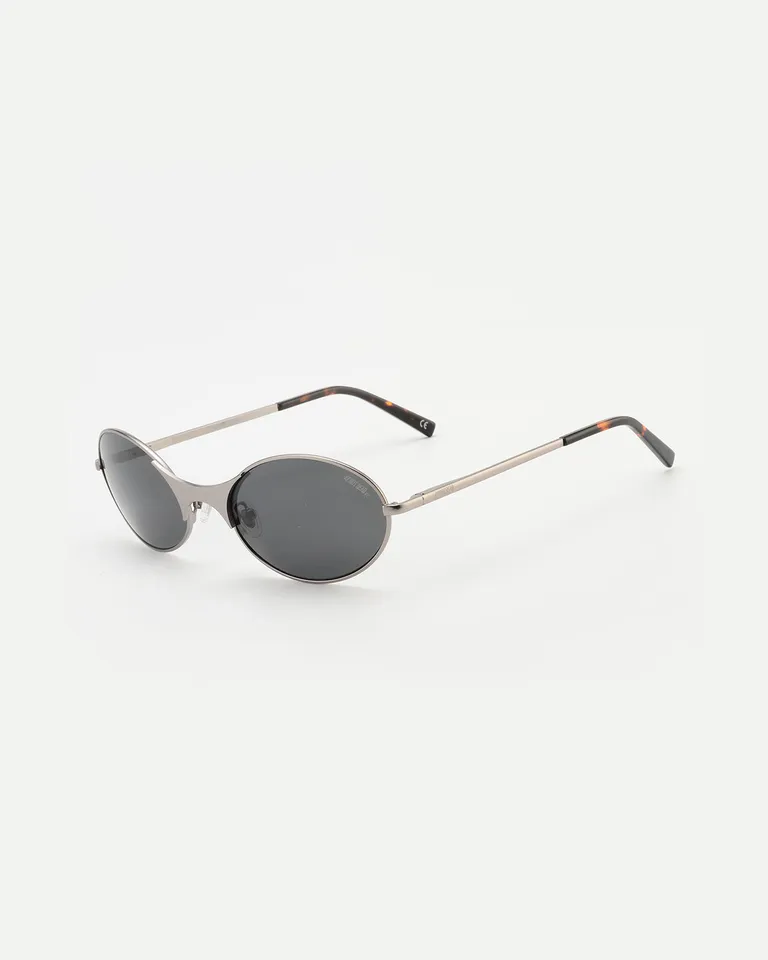 Gafas de sol ovaladas de metal negro con lentes polarizados de Ay Not Dead en Anteojos para argentina