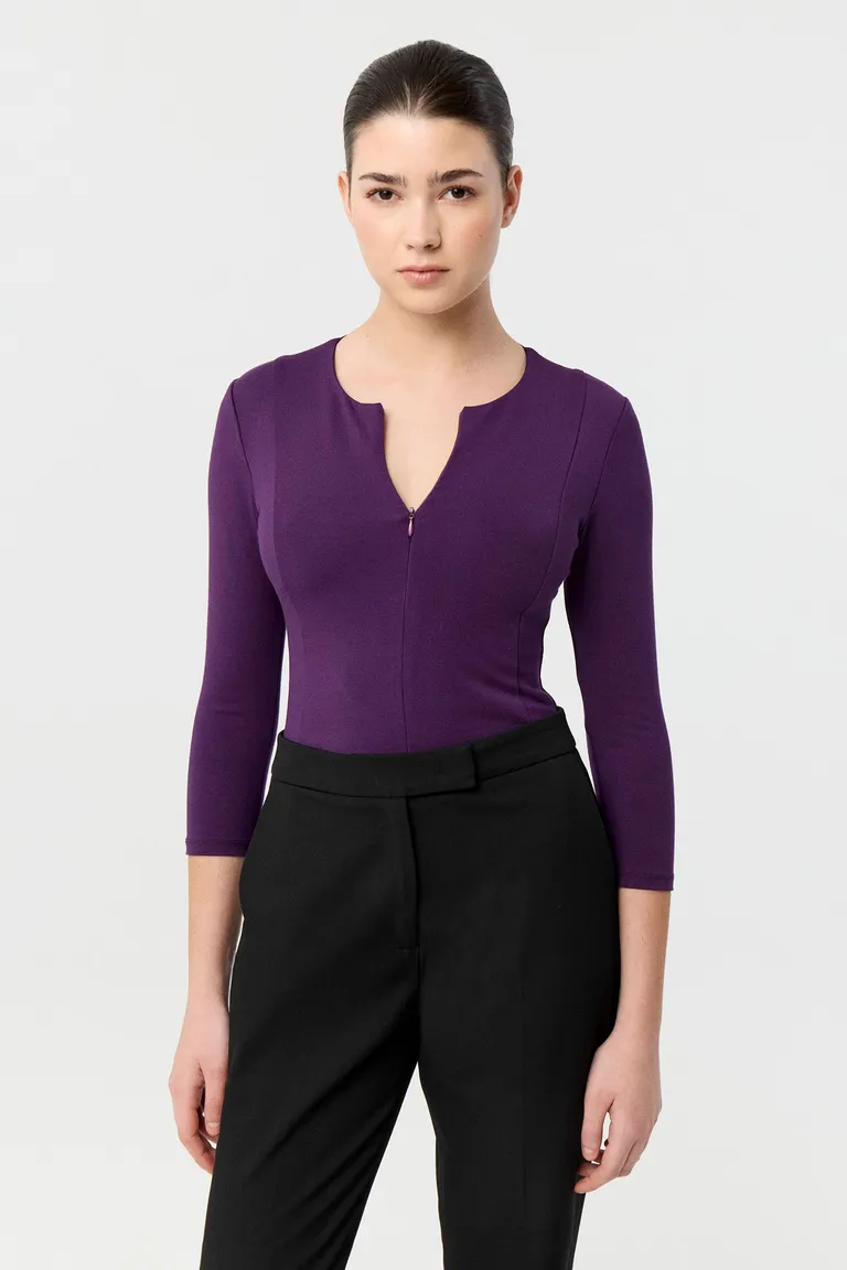 Remera de punto ajustada con mangas tres cuartos, cuello redondo y cierre invisible central de Markova en Remeras para argentina