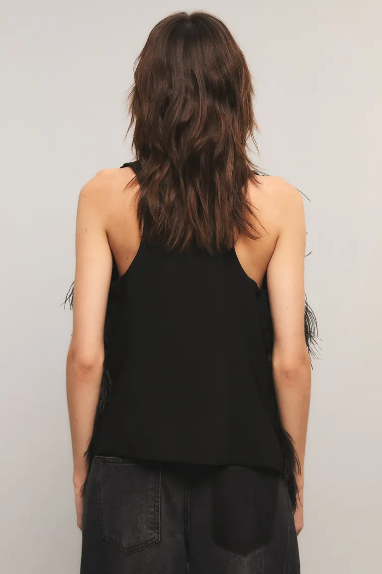 Chaleco con frente texturizado y apliques de plumas con calce regular de Kosiuko en Chalecos para argentina